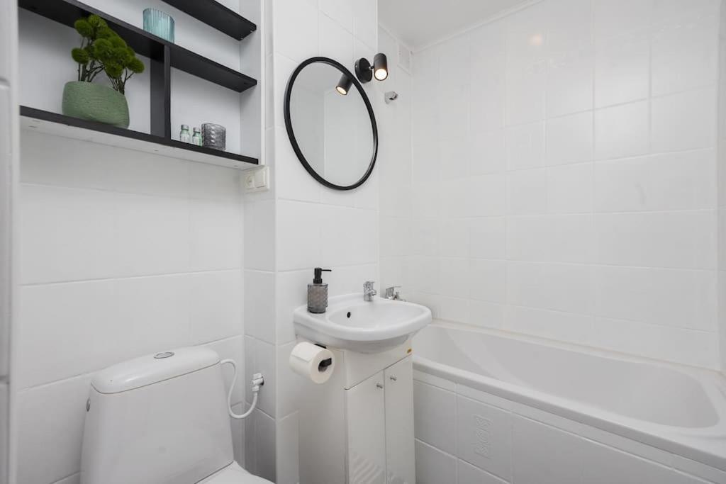 Specious City Center Studio With Park View Warschau Exterior foto